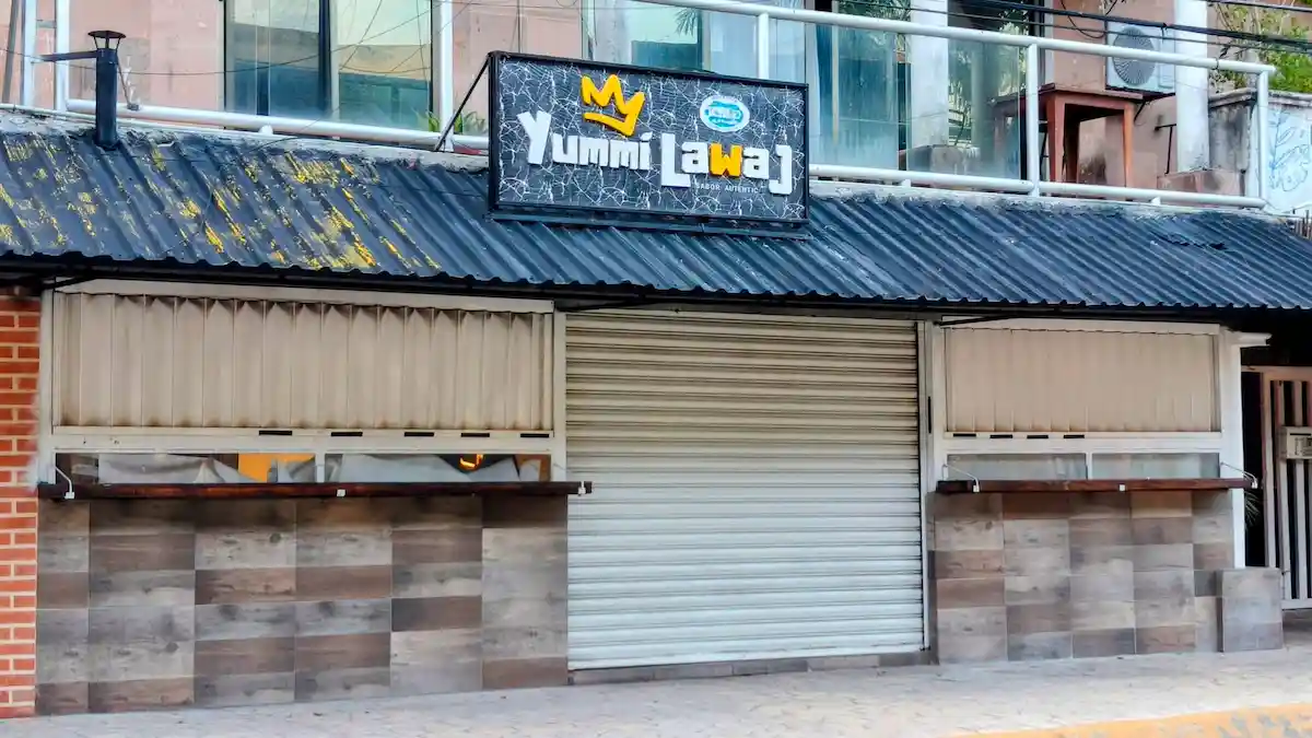 Storefronts with closed signs on Playa del Carmen's Fifth Avenue