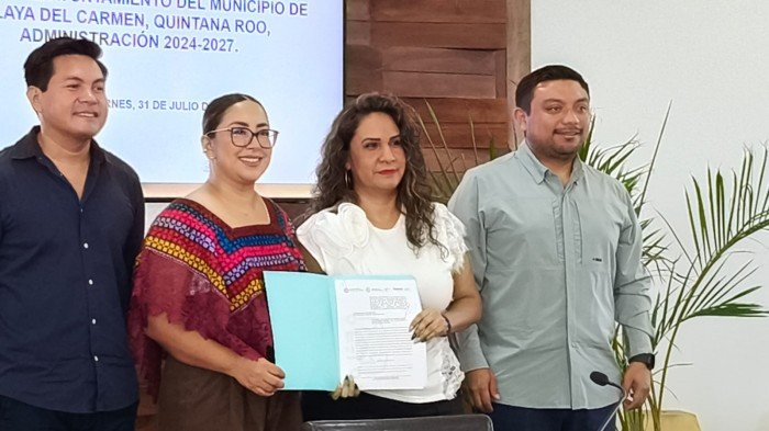 Councilwoman Danna Ramírez Saldaña speaking during a city council session in Playa del Carmen, Quintana Roo.