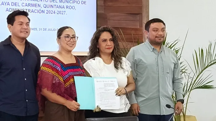 Councilwoman Danna Ramírez Saldaña speaking during a city council session in Playa del Carmen, Quintana Roo.