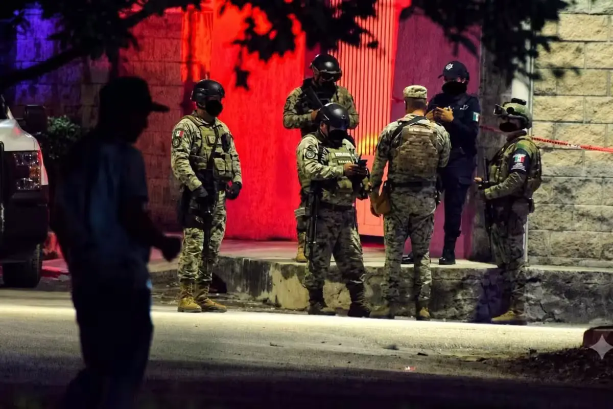 Police and emergency crews at the scene of the double shooting in the Emiliano Zapata neighborhood of Cozumel, Quintana Roo