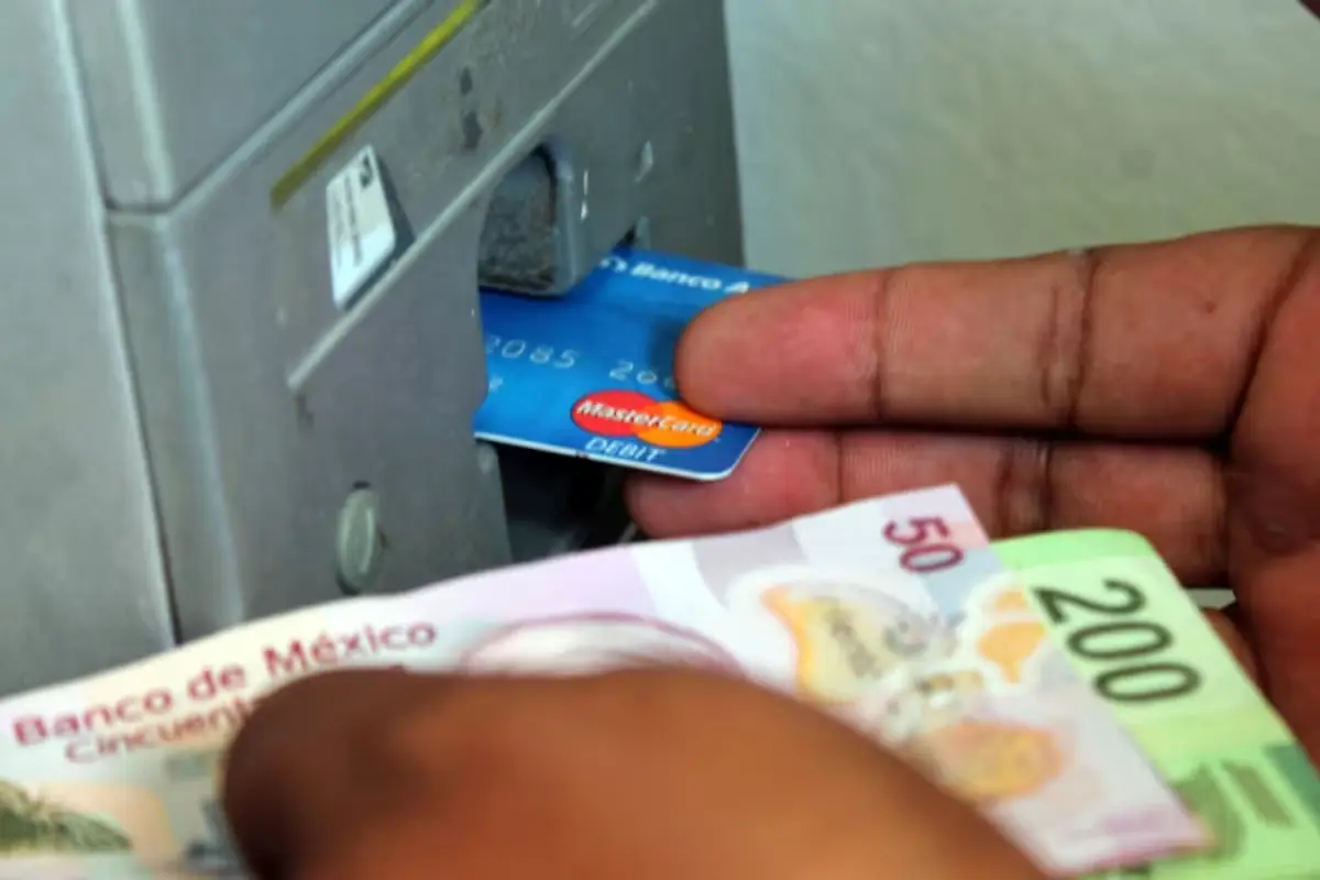 Credit cards and financial documents representing a rise in complaints reported by CONDUSEF in Yucatan