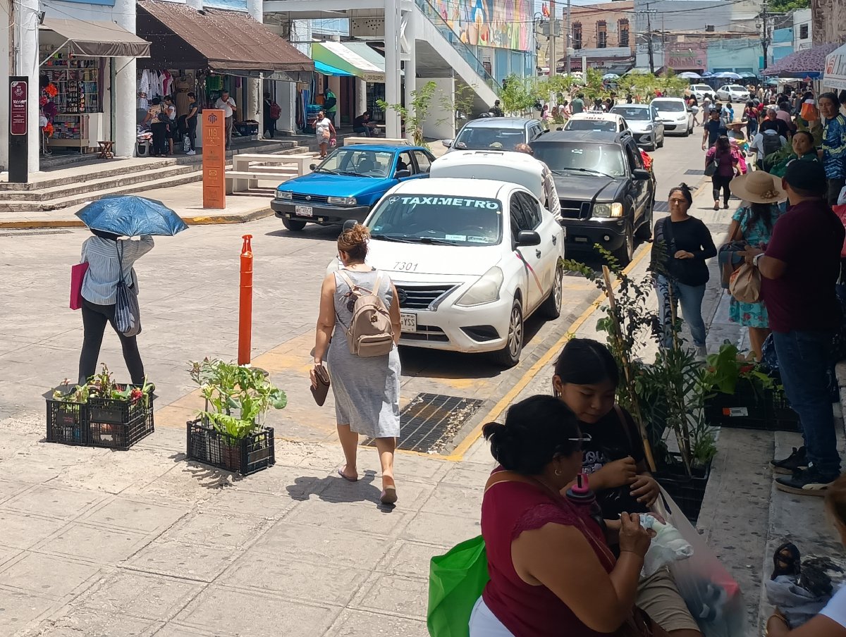 Shoppers and vendors in a market in Merida's historic center on a weekend with higher foot traffic but low sales