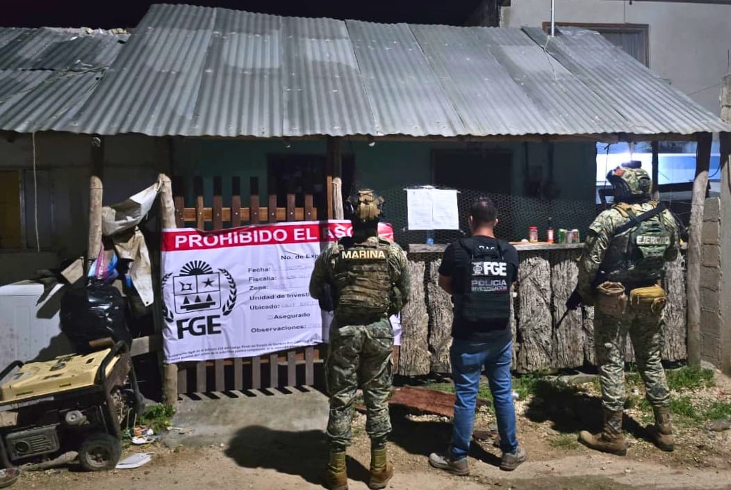 Seized firearms, ammunition and tactical gear displayed by the Quintana Roo Prosecutor's Office after two raids in Lázaro Cárdenas.