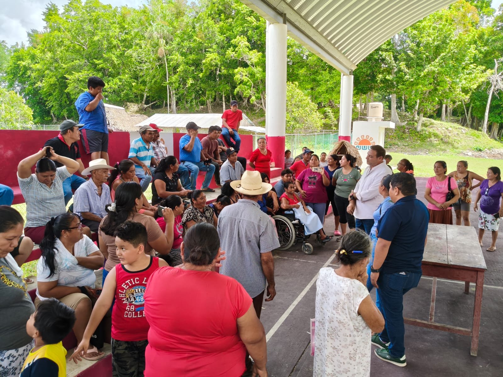 Authorities and El Cedral residents during negotiations over road rehabilitation