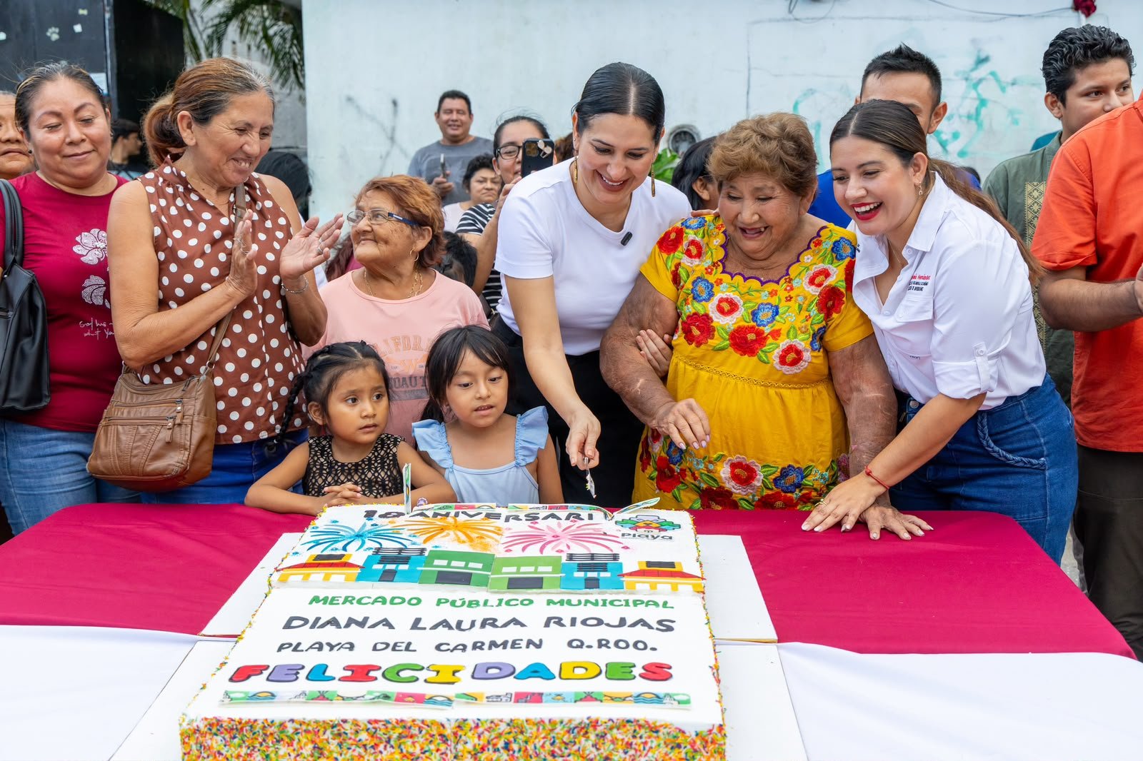 Mayor Estefanía Mercado speaks with market vendors during the 18th anniversary celebration of the Diana Laura Riojas market in Playa del Carmen.