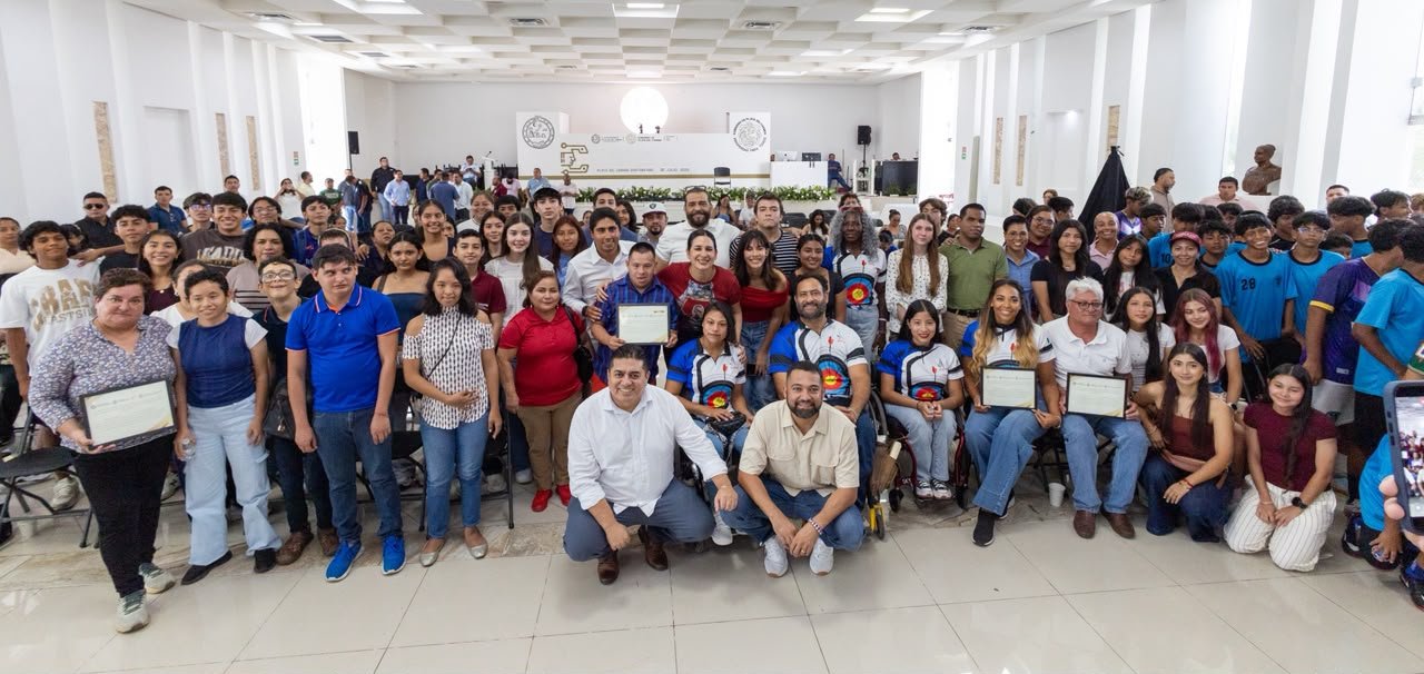 Municipal President Estefania Mercado hands out certificates during the first sports scholarship awards ceremony in Playa del Carmen.