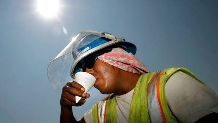 Outdoor workers in Quintana Roo endure extreme heat with temperatures reaching 40 degrees Celsius