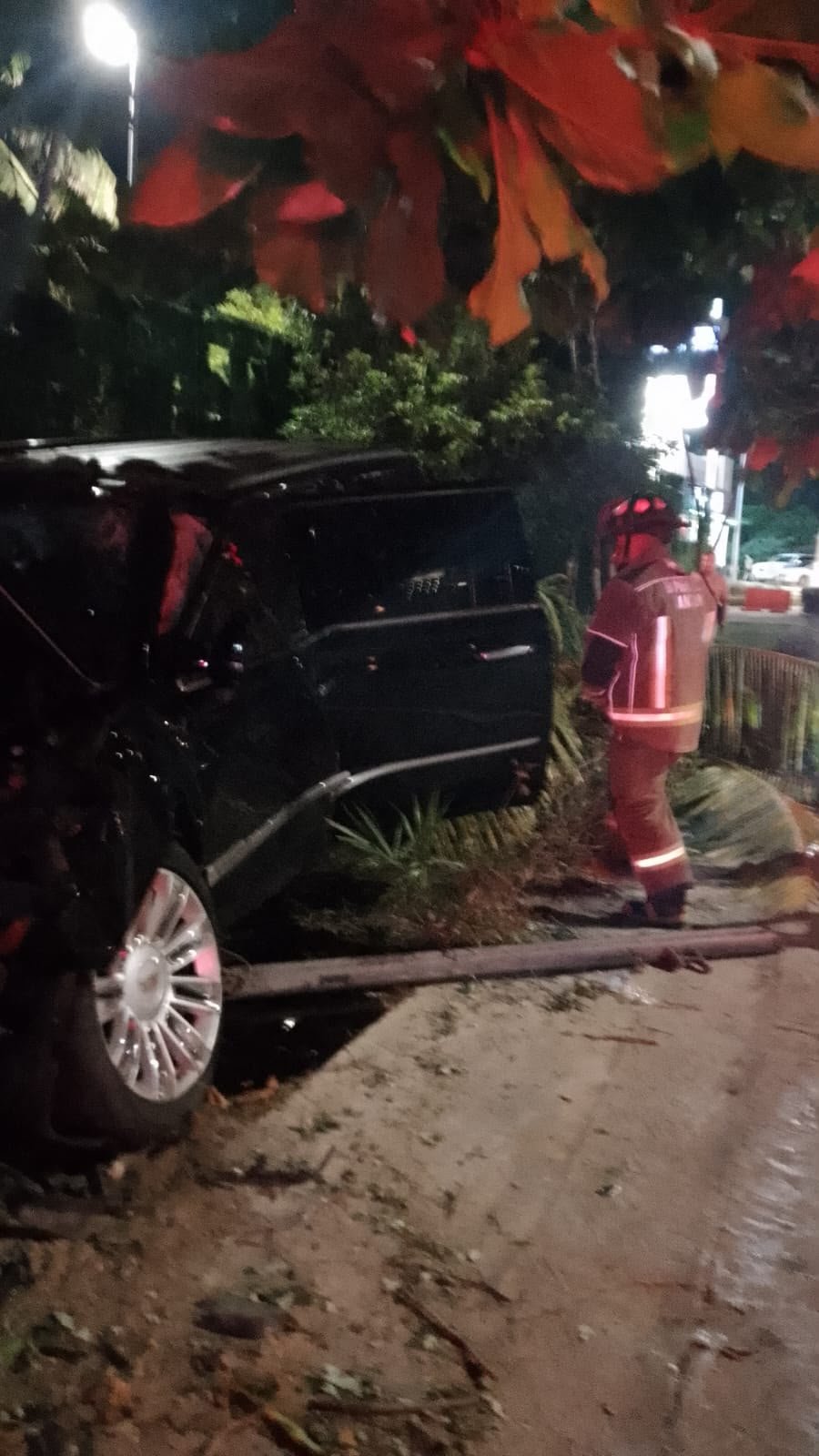 A black SUV crashed into palm trees on Boulevard Kukulcán in Cancun's Hotel Zone, killing two people.