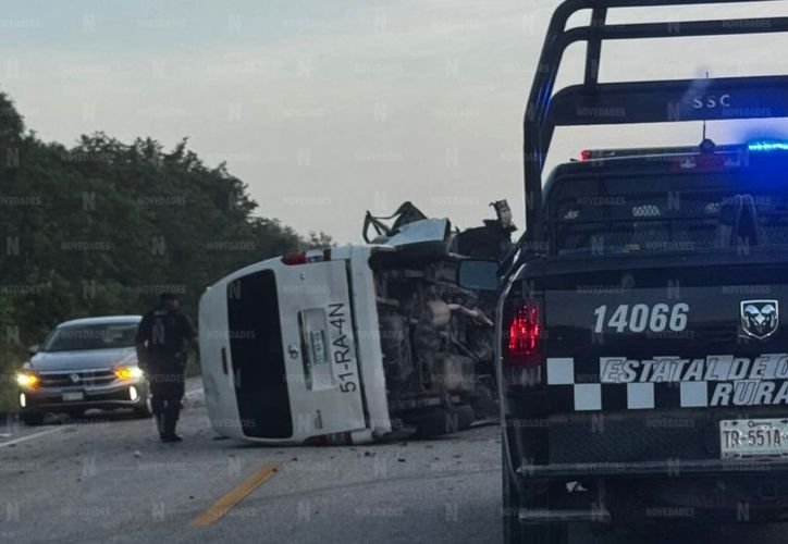 Emergency personnel at the scene of a fatal head-on collision on Federal Highway 307 in Quintana Roo