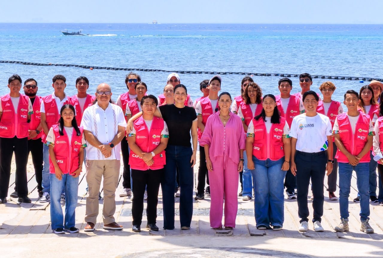 Mayor Estefanía Mercado hands out Grupo Xcaret vests to CAPTA staff at Portal Maya in Playa del Carmen