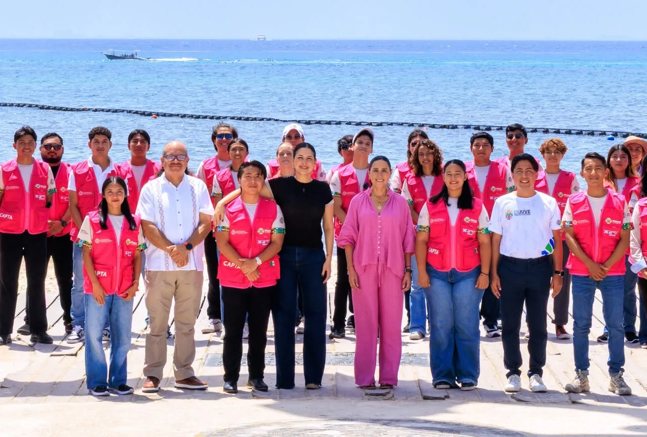 Mayor Estefanía Mercado hands out Grupo Xcaret vests to CAPTA staff at Portal Maya in Playa del Carmen