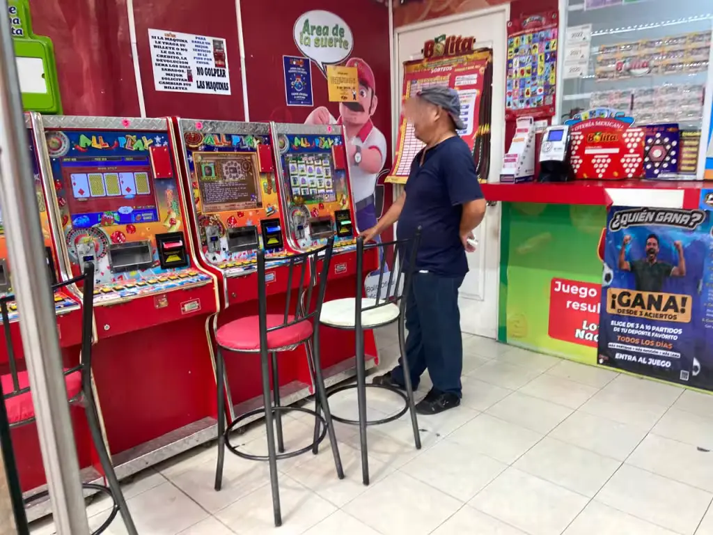 Illegal slot machines in convenience stores near schools in Cancun