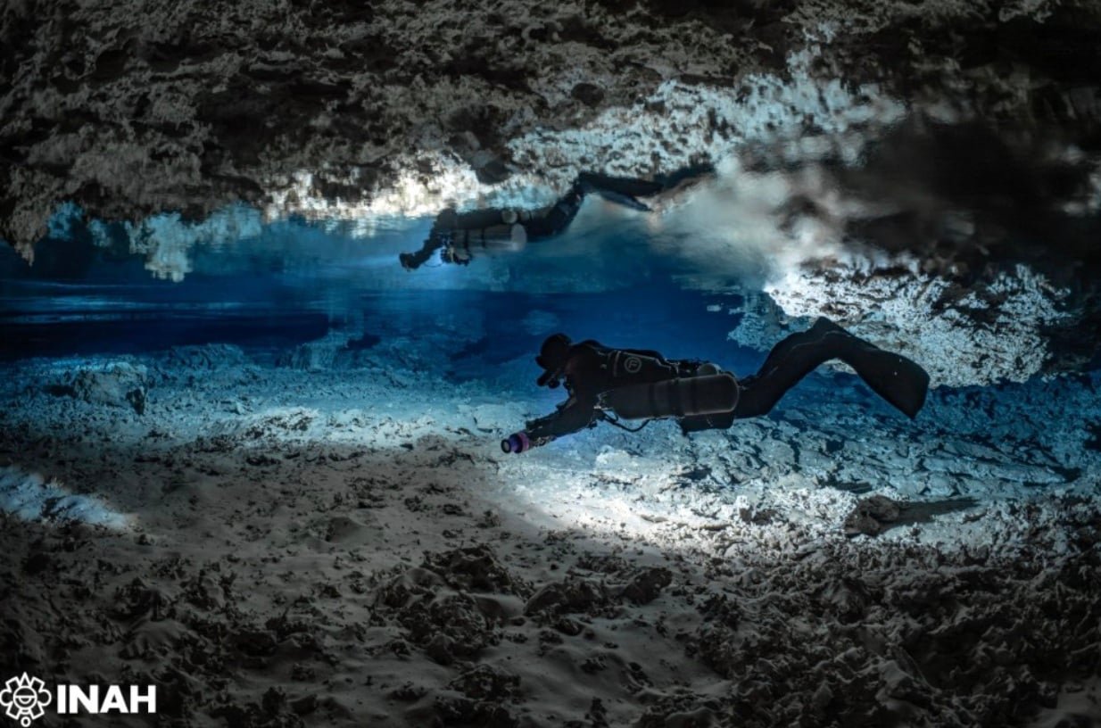 Divers explore a submerged cave in Quintana Roo, where INAH and CINDAQ will collaborate on underwater archaeological research.