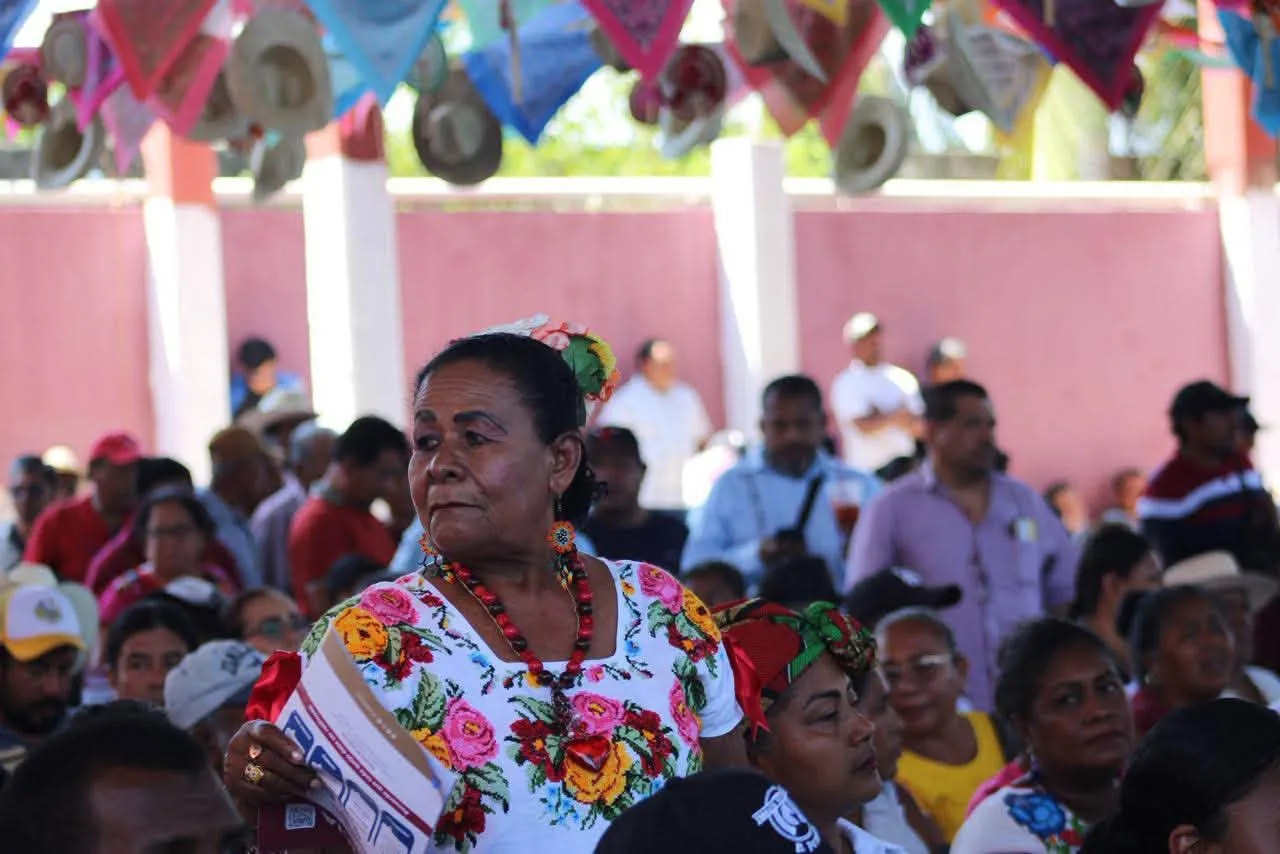 Carlos Chablé Mendoza, municipal chronicler of Felipe Carrillo Puerto, speaks at an Indigenous consultation assembly in Quintana Roo.