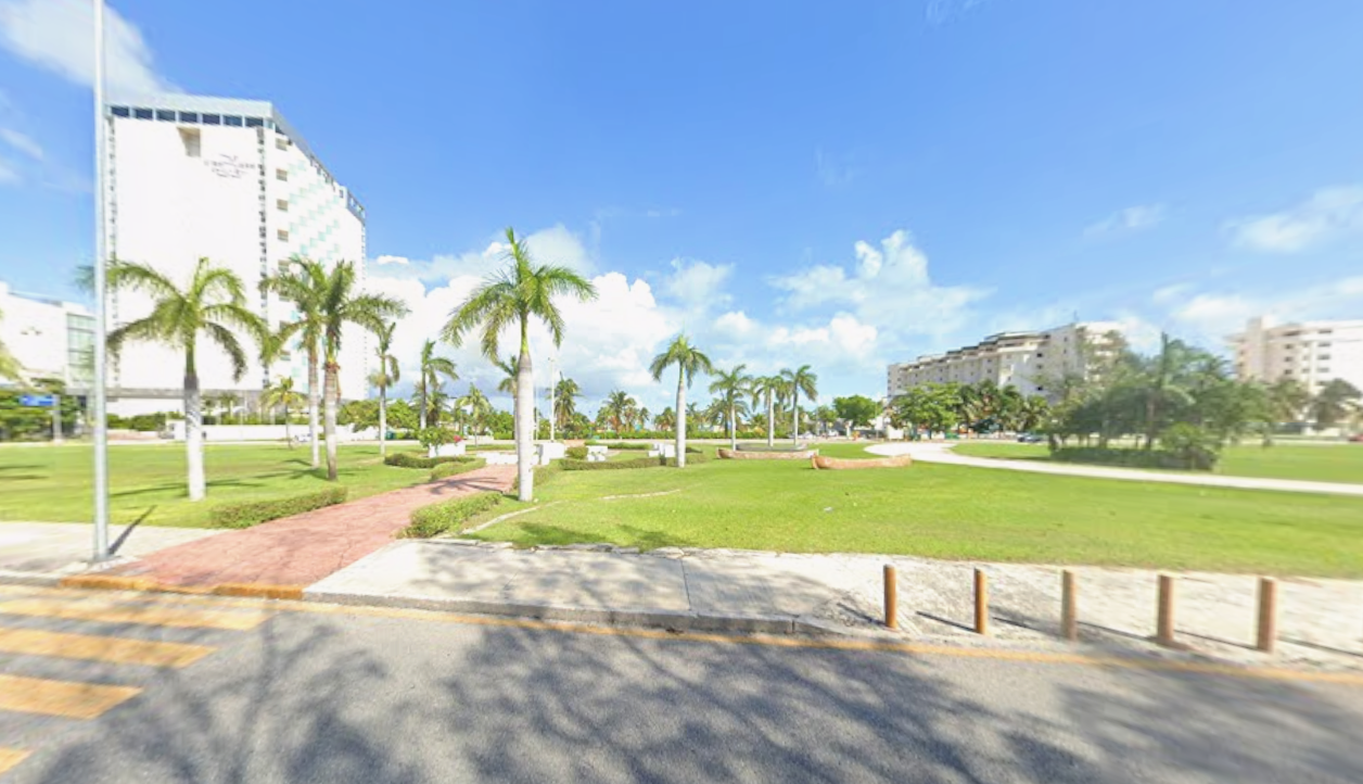 Kukulcan Boulevard in Cancun's Hotel Zone, where Infratur will rent space to mobile vendors