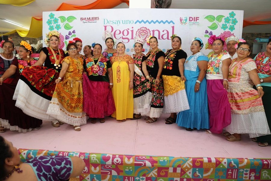 People at a fundraising breakfast for the diabetes center hosted by DIF Isla Mujeres