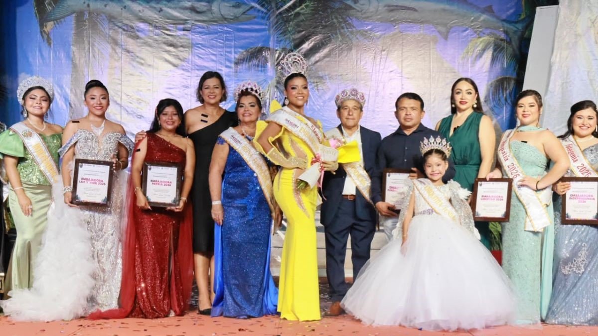 Coronation ceremony at the Explanada Municipal during the Isla Mujeres Foundation Festival