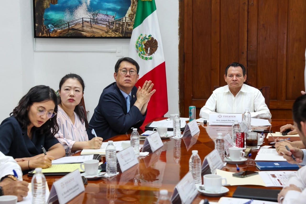 Korean Ambassador Jooil Lee and Yucatan Governor Joaquin Diaz Mena at a meeting about hospital modernization