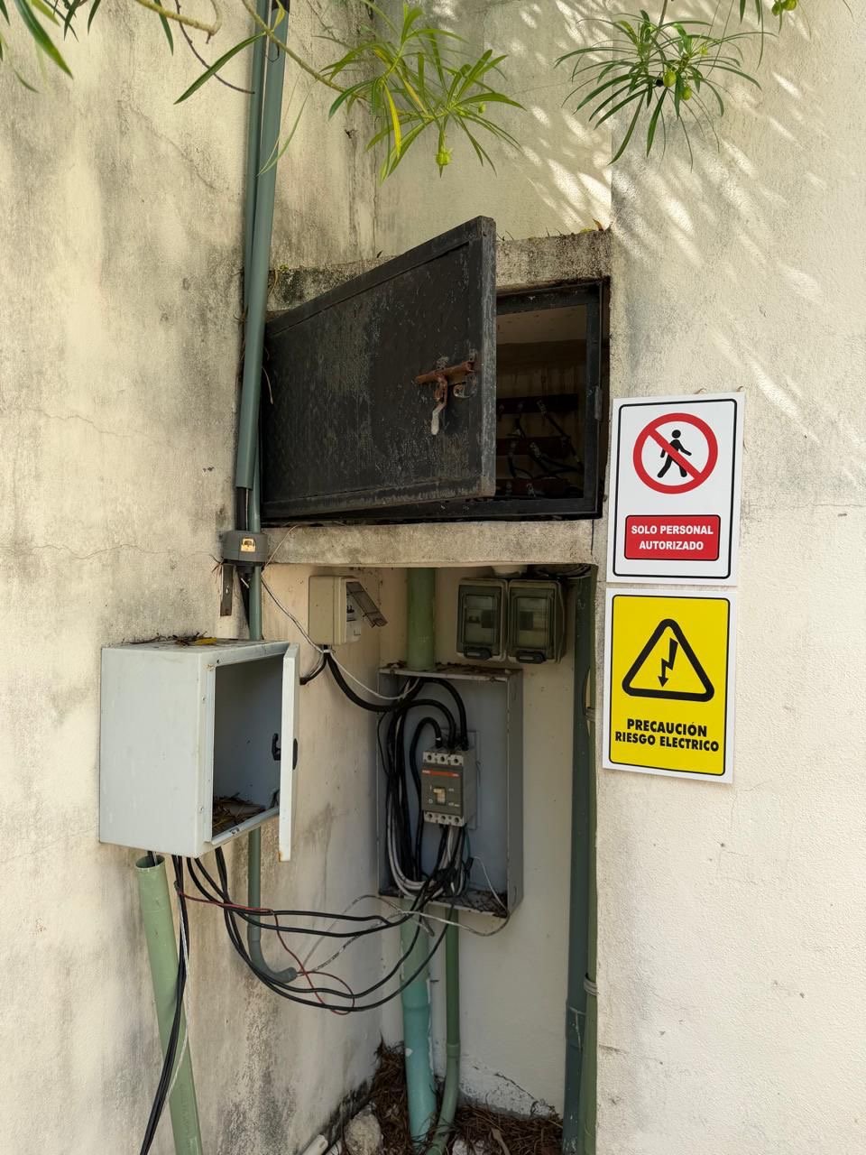Thieves stole electrical wiring from 10 classrooms at Kukulcán Elementary School in Playa del Carmen