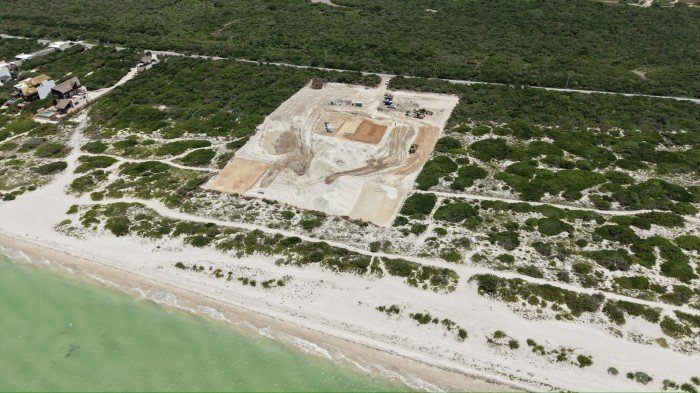 Construction at the Las Dunas residential project in Chuburná, Yucatán, which Profepa ordered closed after environmental violations.