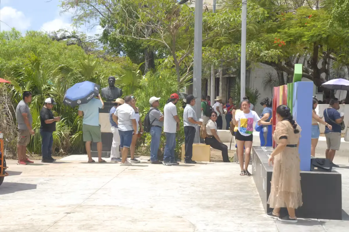 Locals and tourists use umbrellas and hydrating drinks to shelter from intense heat in Quintana Roo.