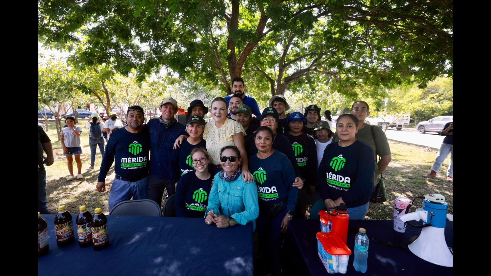 Volunteers plant a tree during the Cruzada Forestal in Mérida, Yucatán.