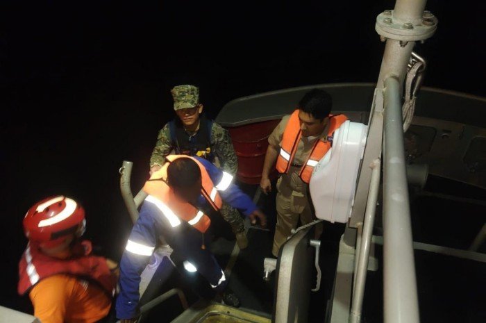 Mexican Navy vessel used to rescue two men floating in the sea near Isla Mujeres