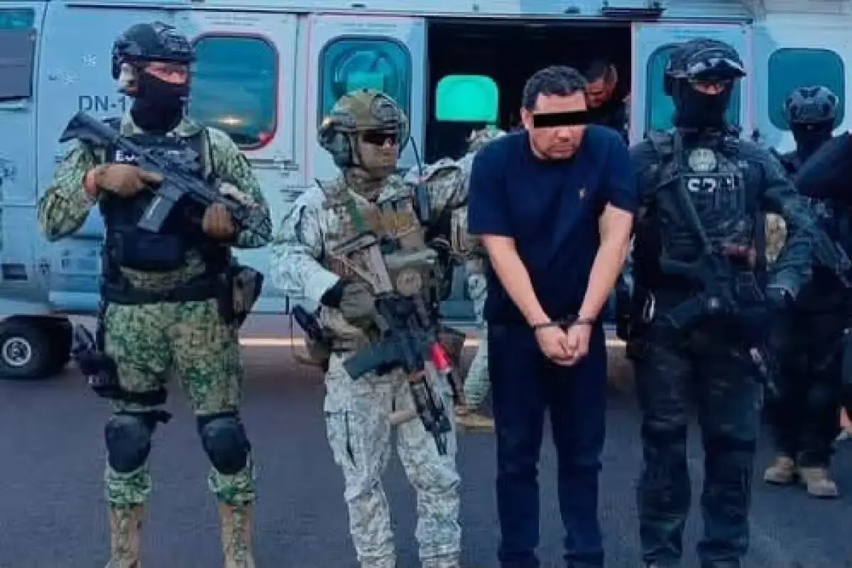 Mexican security personnel escort Ramón Álvarez Ayala, known as El R1, during his transfer in Jalisco.