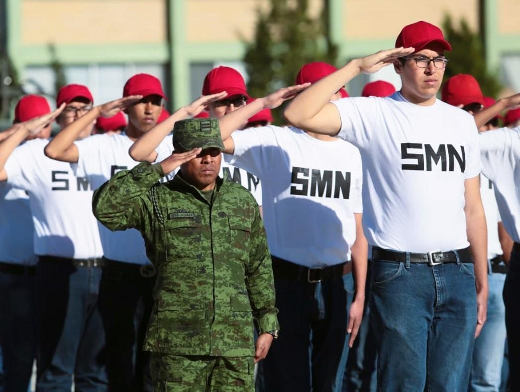 Mexican soldiers in uniform during a military training exercise.