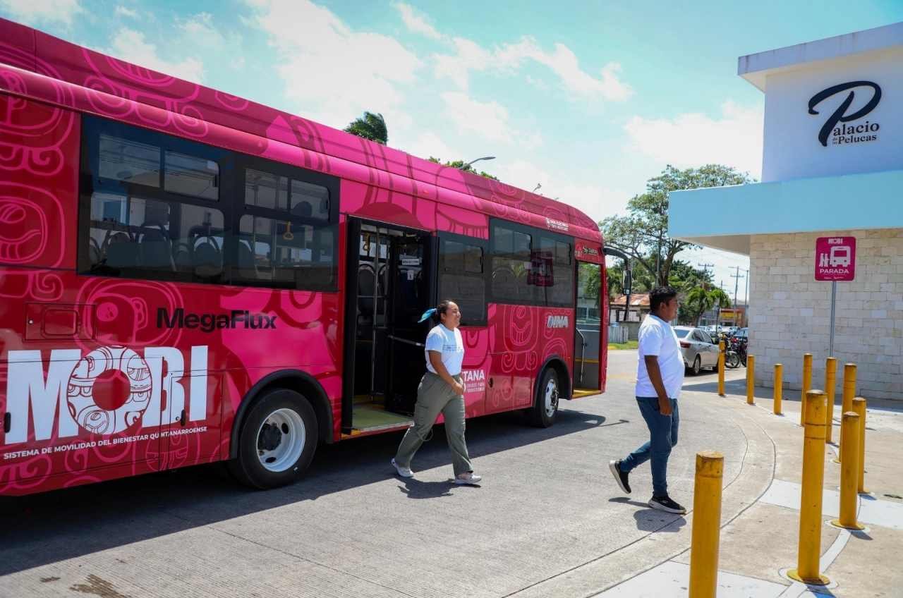 Buses and officials involved in the MOBI transit program in Quintana Roo