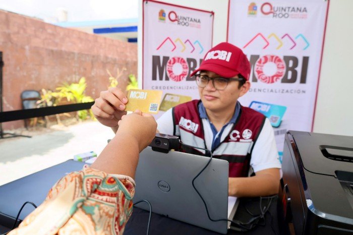 Residents line up to get MOBI social fare credentials at a module in Cancún