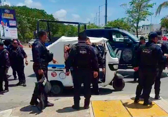 Police officers arrest a motorcycle taxi driver after an Oxxo store robbery in Playa del Carmen.