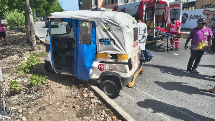 A mototaxi lies overturned on Avenida CTM in Playa del Carmen after being hit by a truck