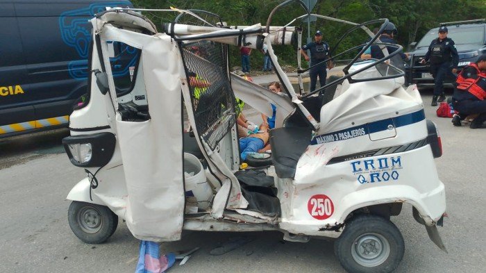 A red Volkswagen Jetta and a mototaxi involved in a crash at Avenida 125 and Paseo Central in Playa del Carmen.
