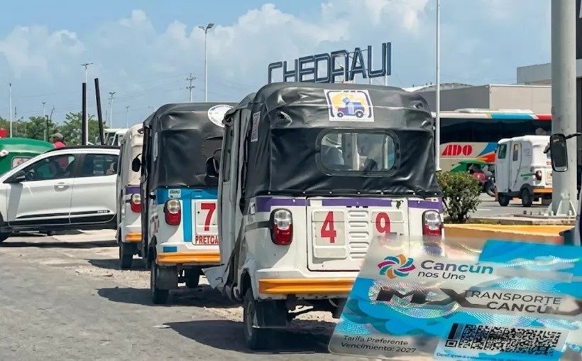 Mototaxis operating on a street outside their designated routes in Playa del Carmen, Quintana Roo.