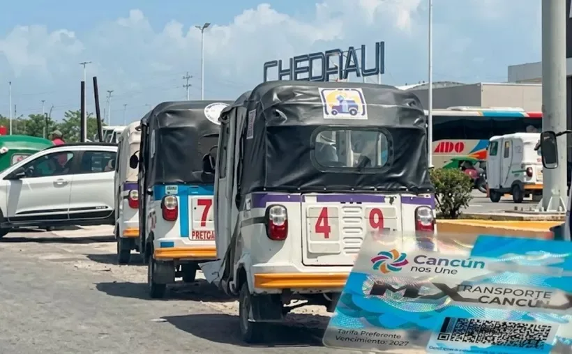 Mototaxis operating on a street outside their designated routes in Playa del Carmen, Quintana Roo.