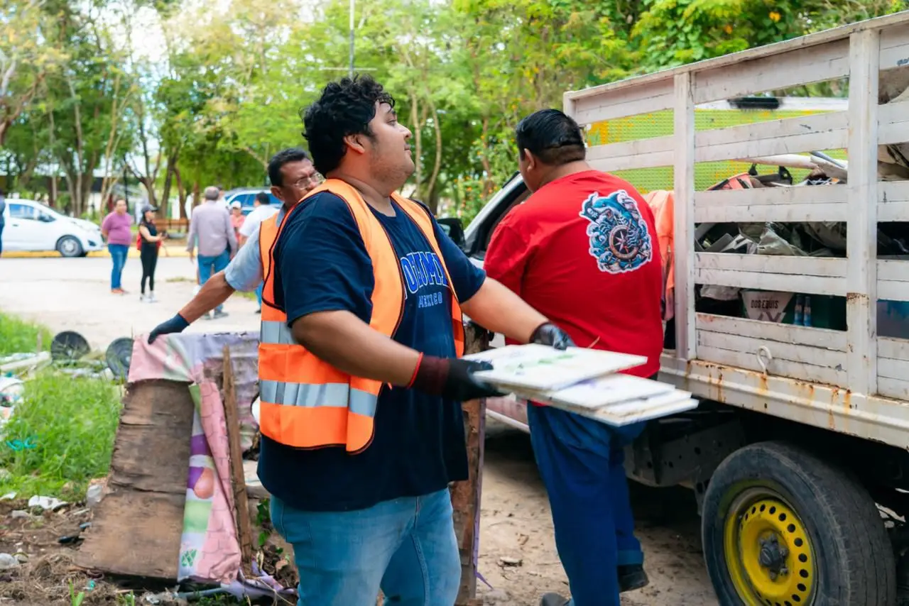 Construction workers on a public works project in a Quintana Roo municipality