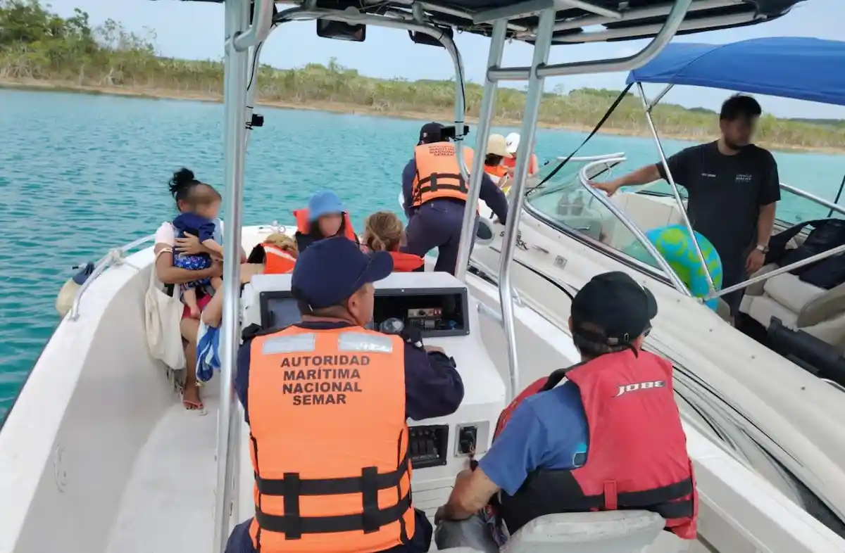 Mexican Navy personnel assist tourists from the disabled Piraña boat in Bacalar Lagoon
