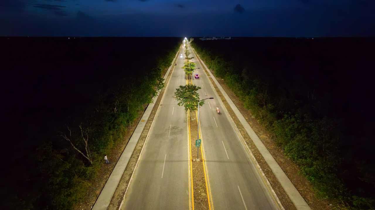 Newly installed LED streetlights along the corridor connecting Avenida Universidades with the Cristo Rey community in Playa del Carmen.