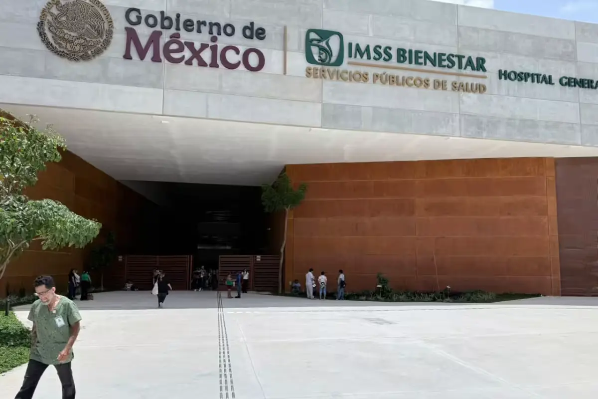 Health workers protest outside the Agustín O'Horán General Hospital in Mérida, Yucatán, over staff shortages and heavy patient loads.