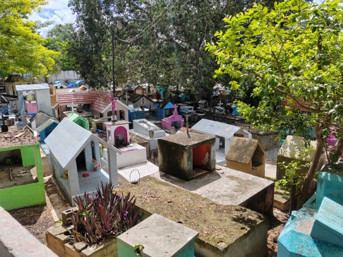 Overcrowded cemetery in José María Morelos, Quintana Roo, where residents say burial space has run out.