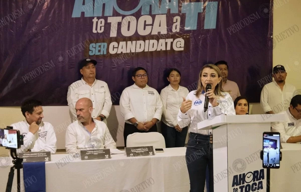 Reyna Tamayo, state leader of the PAN in Quintana Roo, speaks during a press conference.