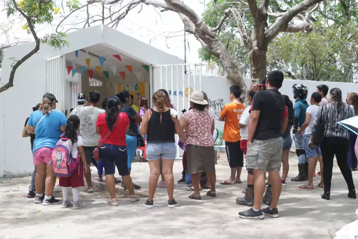 Parents in Cancún protest against mandatory school fees at public schools