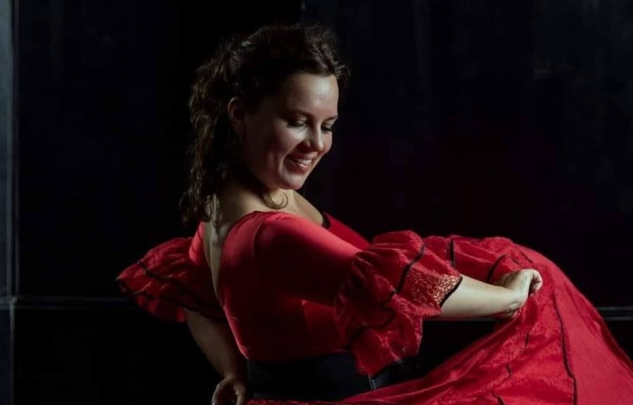 Cecilio Perera playing classical guitar while Marina Razumovskaja dances with castanets in the show Pasión de Guitarra y Danza.