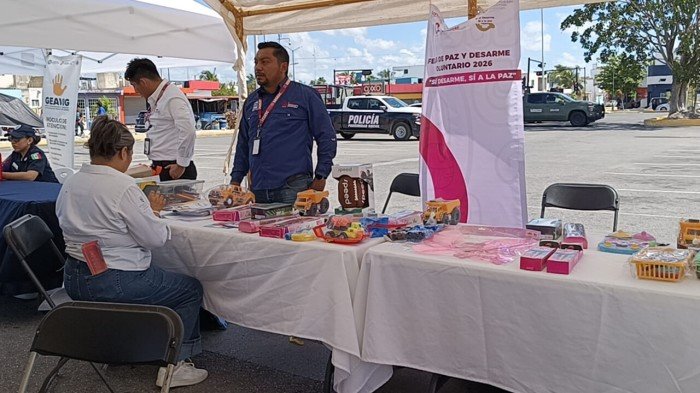 Mexican Army personnel receive weapons at the Peace and Voluntary Disarmament Fair in Playa del Carmen, Quintana Roo.
