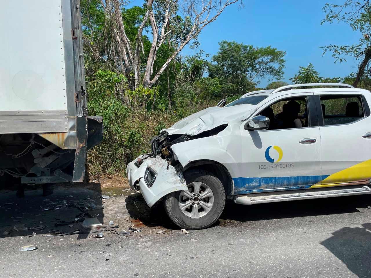 A damaged pickup truck involved in a collision with a cargo truck on the Gas Auto road in Cancún