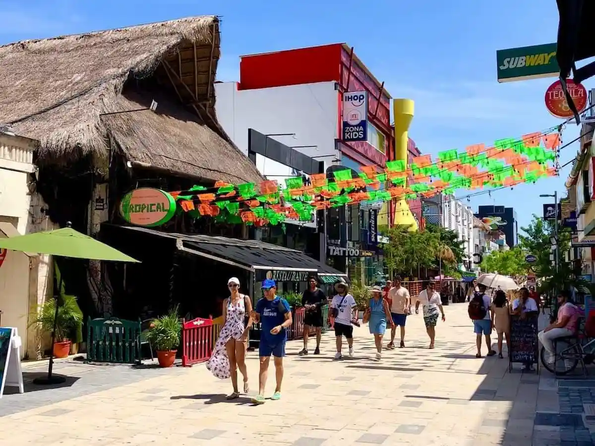 Hotel and restaurant owners in Playa del Carmen denounce extortion by municipal civil protection inspectors.