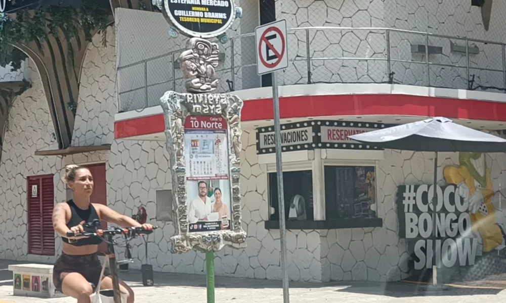 Street vendors in Playa del Carmen struggling with low sales during the tourism downturn