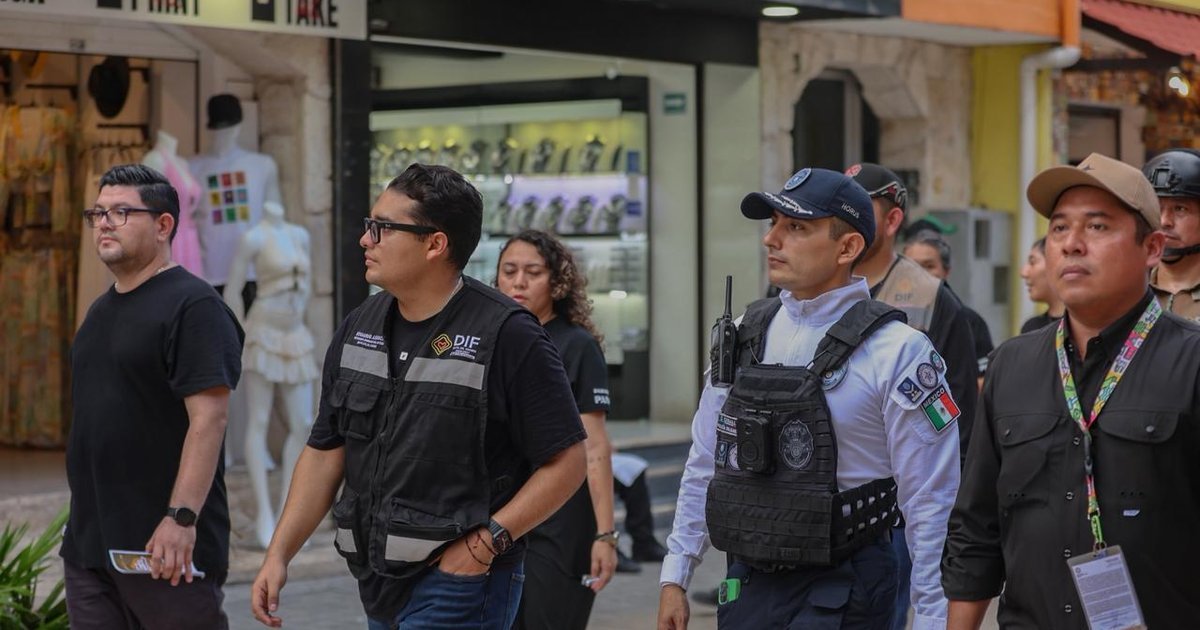 City officials and DIF personnel patrol Fifth Avenue in Playa del Carmen as part of an operation against child labor.
