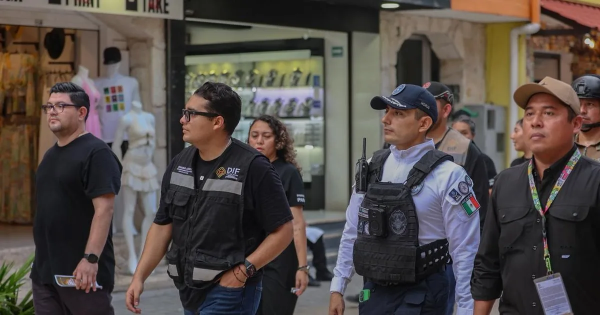 City officials and DIF personnel patrol Fifth Avenue in Playa del Carmen as part of an operation against child labor.